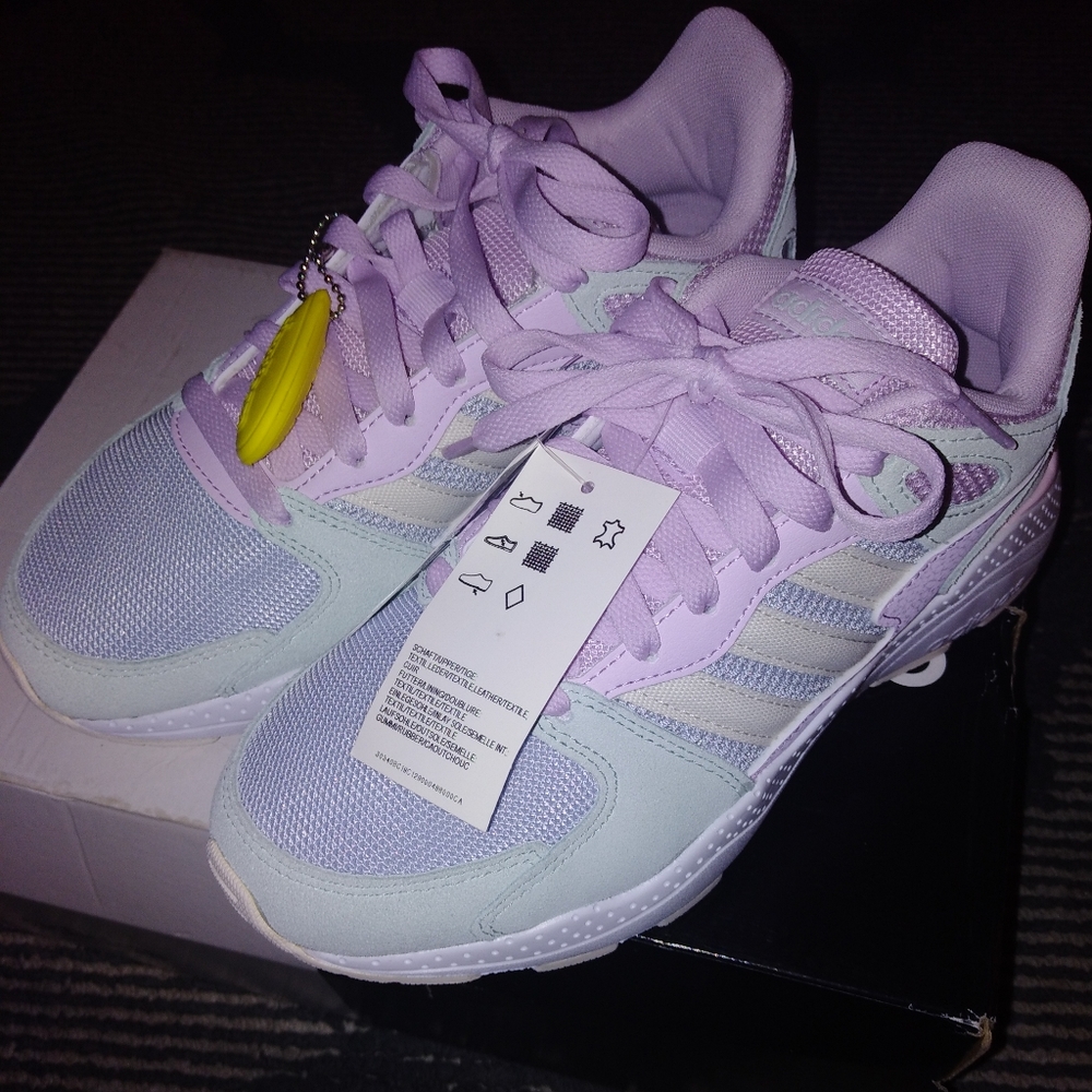 Woman's adidas 5.5